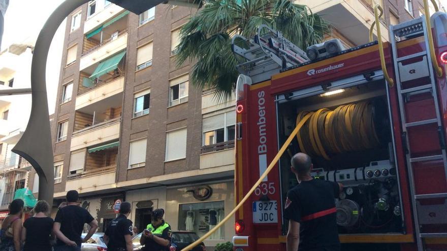 Bomberos en el momento de actuar esta tarde en el incendio de la calle Caballero de Rodas