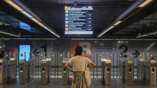 Una usuària espera informació a les pantalles dels horaris de Rodalies de l’estació d’Arc de Triomf. | BELÉN GONZÁLEZ