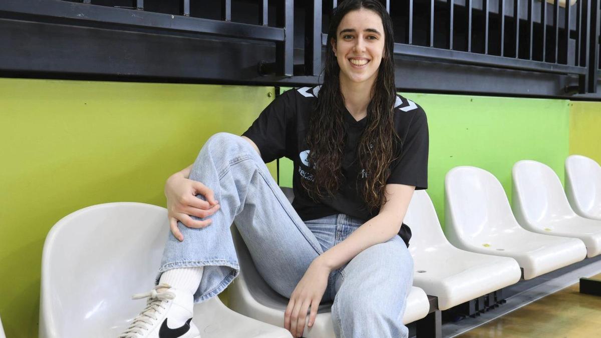 Uxía Rodríguez, canterana del Celta Femxa Zorka, en el pabellón de Navia. | ALBA VILLAR