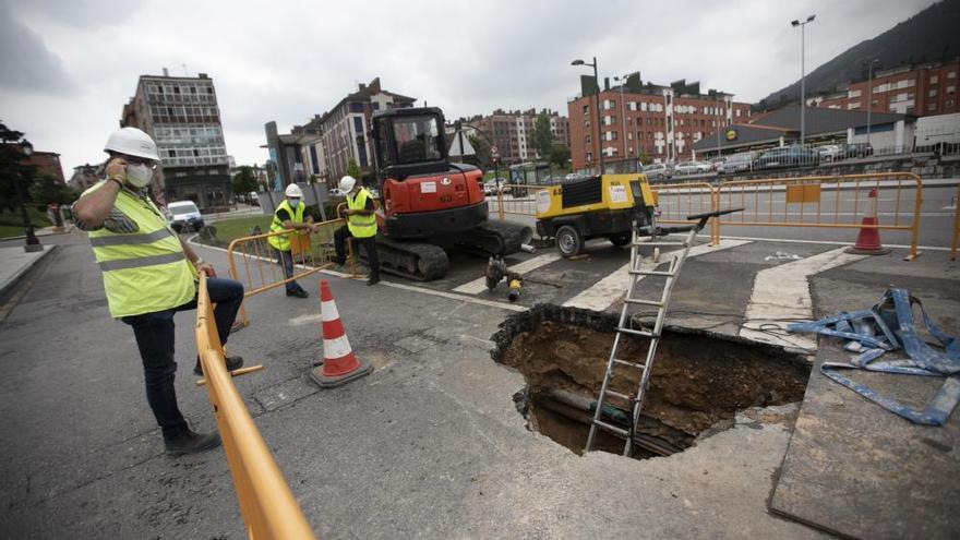 Así fue la espectacular fuga de gas que obligó a desalojar edificios y un súper en Oviedo