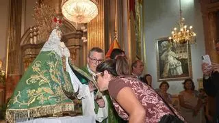 Decenas de castellonenses pasan por el manto de la Virgen del Lledó para pedir su protección. Búscate en las fotografías y en el vídeo