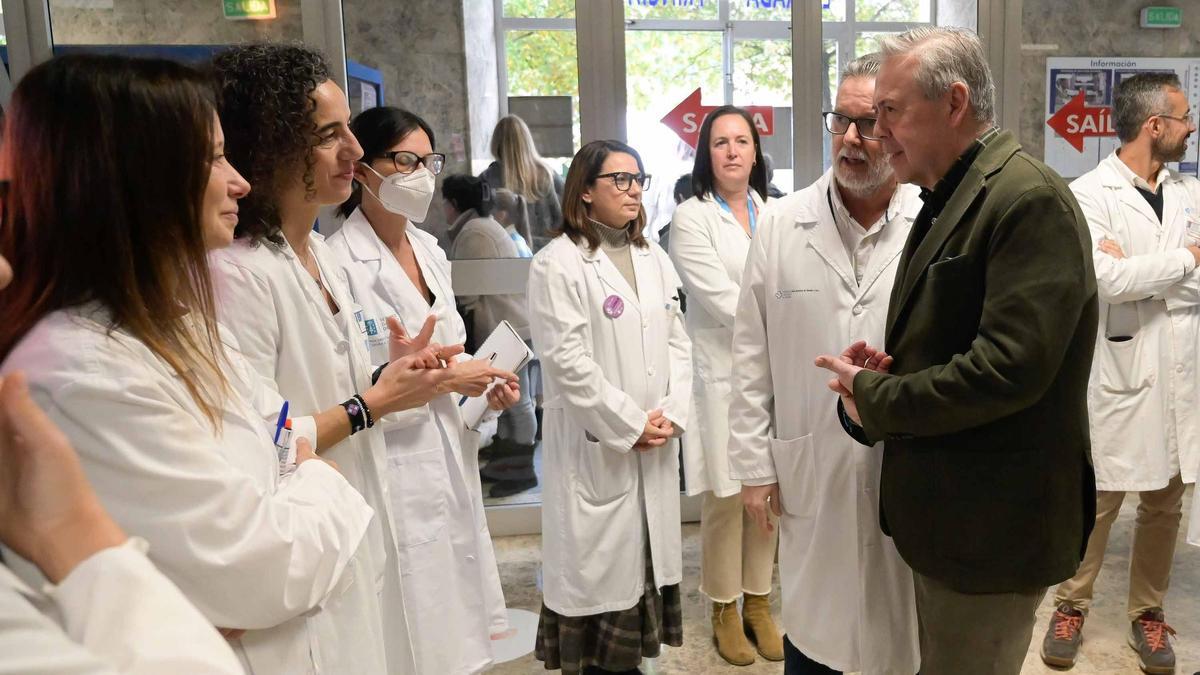 El conselleiro de Sanidade, Antonio Gómez Caamaño, conversa con representantes del equipo de vacunación frente a la gripe del área sanitaria de A Coruña y Cee, este viernes, en el Hospital Materno Infantil Teresa Herrera de A Coruña (Chuac).