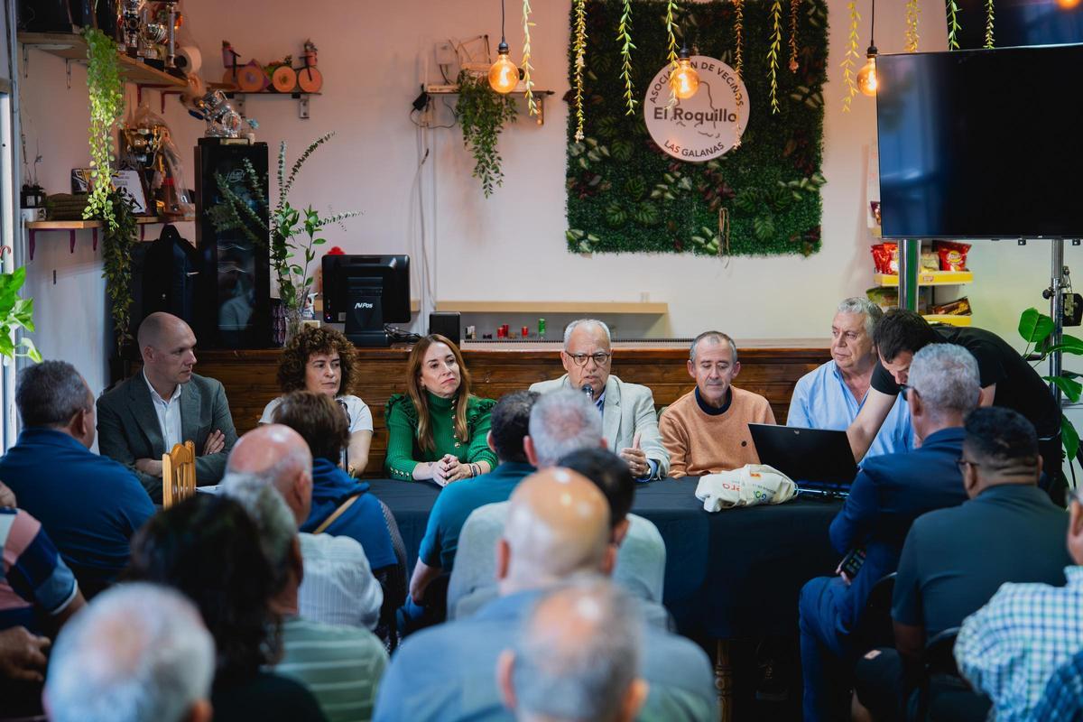 Casimiro Curbelo, en el centro de la imagen, durante el encuentro con los vecinos en El Roquillo.