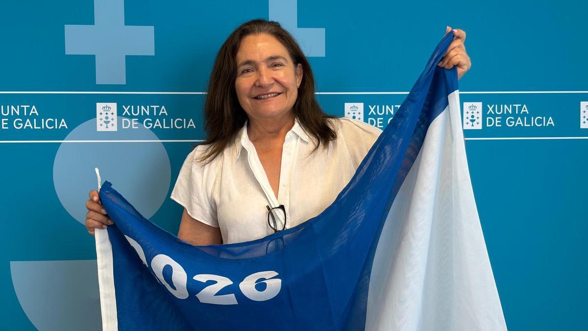 Ana Ortiz, con una de las banderas azules de Vigo.