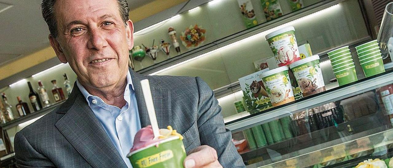 Joaquín Lancis, con una tarrina de helado vegano.