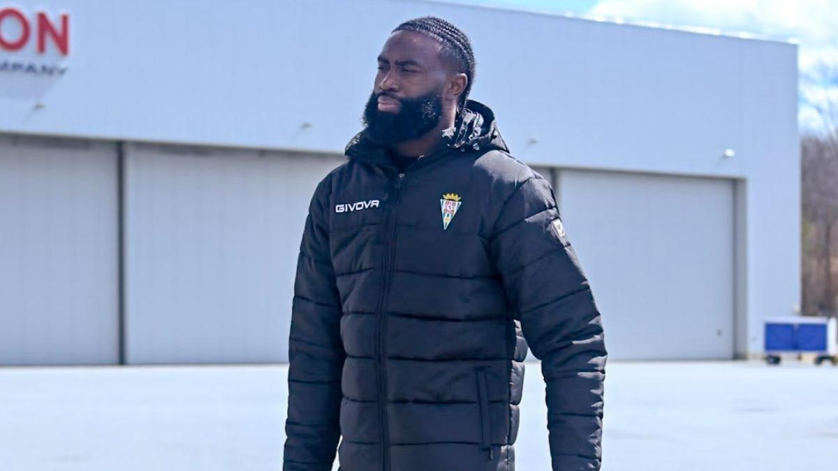 Jaylen Brown, con el abrigo del Córdoba instantes antes de viajar a Washington