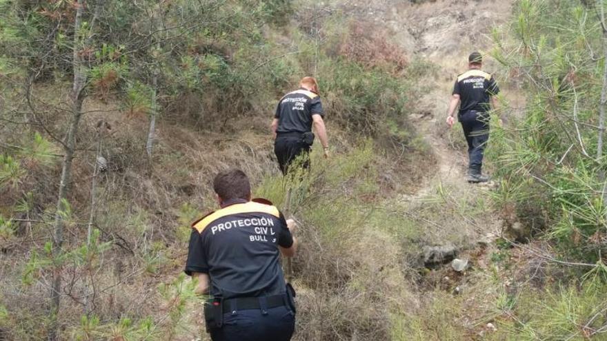 Tres miembros de Protección Civil buscan al joven desaparecido, en una foto de hace unos días.