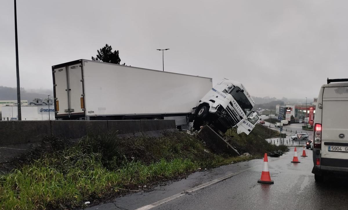 La cabina de un tráiler queda suspendida en el aire tras sufrir un accidente en Santiago