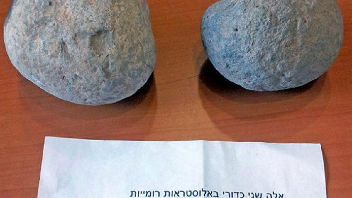 Las bolas de ballesta sustraídas y devueltas al Museo de Culturas Islámicas y de Oriente Próximo por un ladrón anónimo, después de 20 años.
