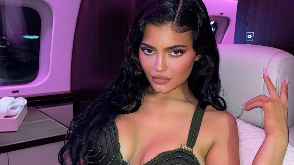 Kylie Jenner, influencer y empresaria de moda y productos de belleza.
