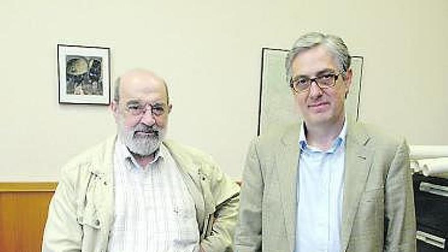 Francisco Quirós, a la izquierda, y Gaspar Fernández, con los primeros tomos.