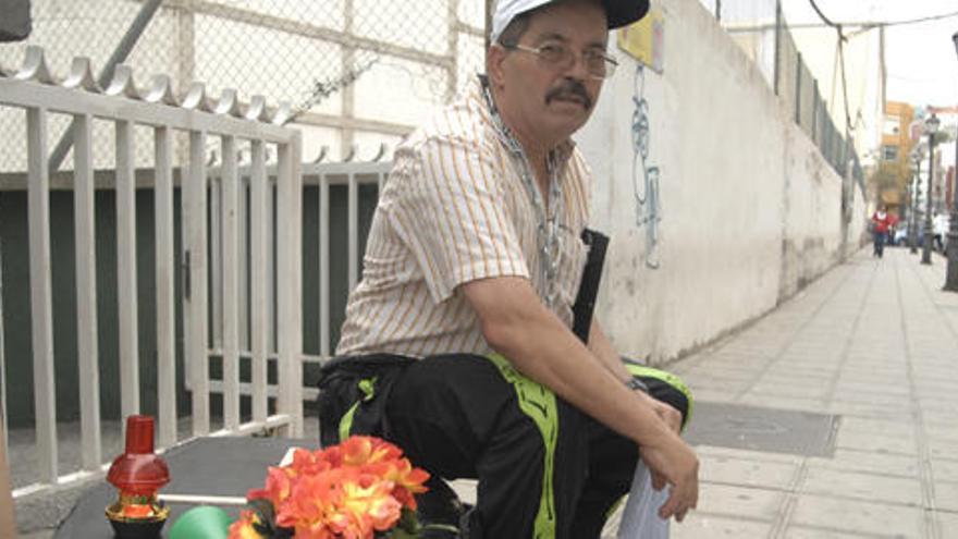 Juan Hernández protestando, ayer, ante las puertas de los juzgados de Granadera Canaria.