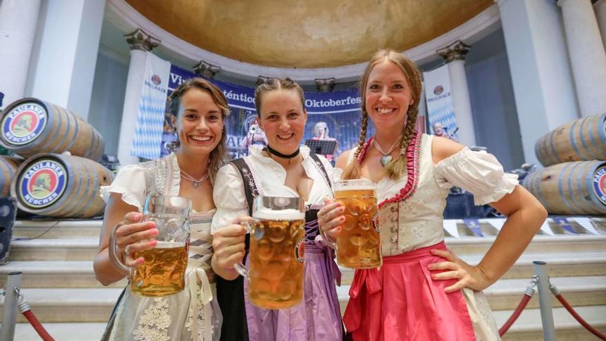 Tres camareras de la Ãºltima Oktoberfest en el Pueblo EspaÃ±ol.