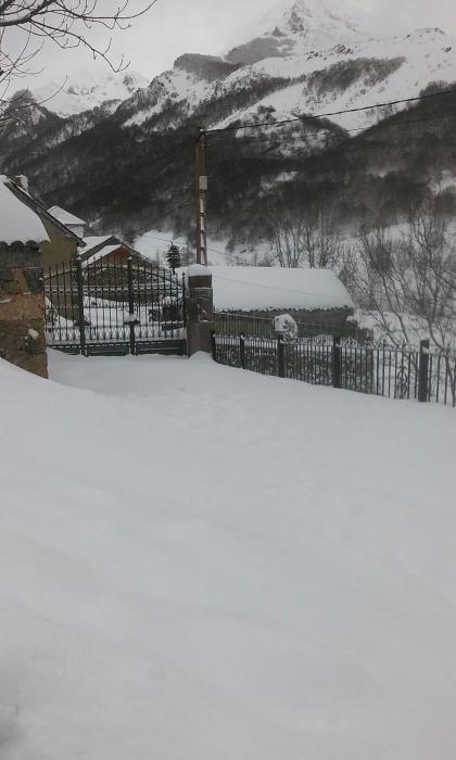 La nieve cubre de blanco el valle de Lago