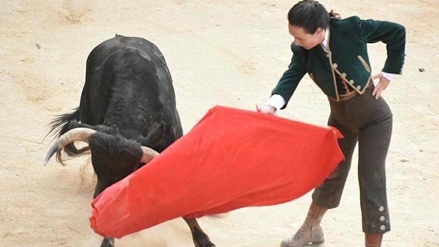 Una torera actua al tradicional corre de bou de Cardona