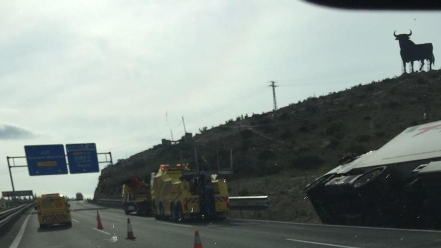 Rescatan al conductor de un camión al quedar atrapado tras un accidente