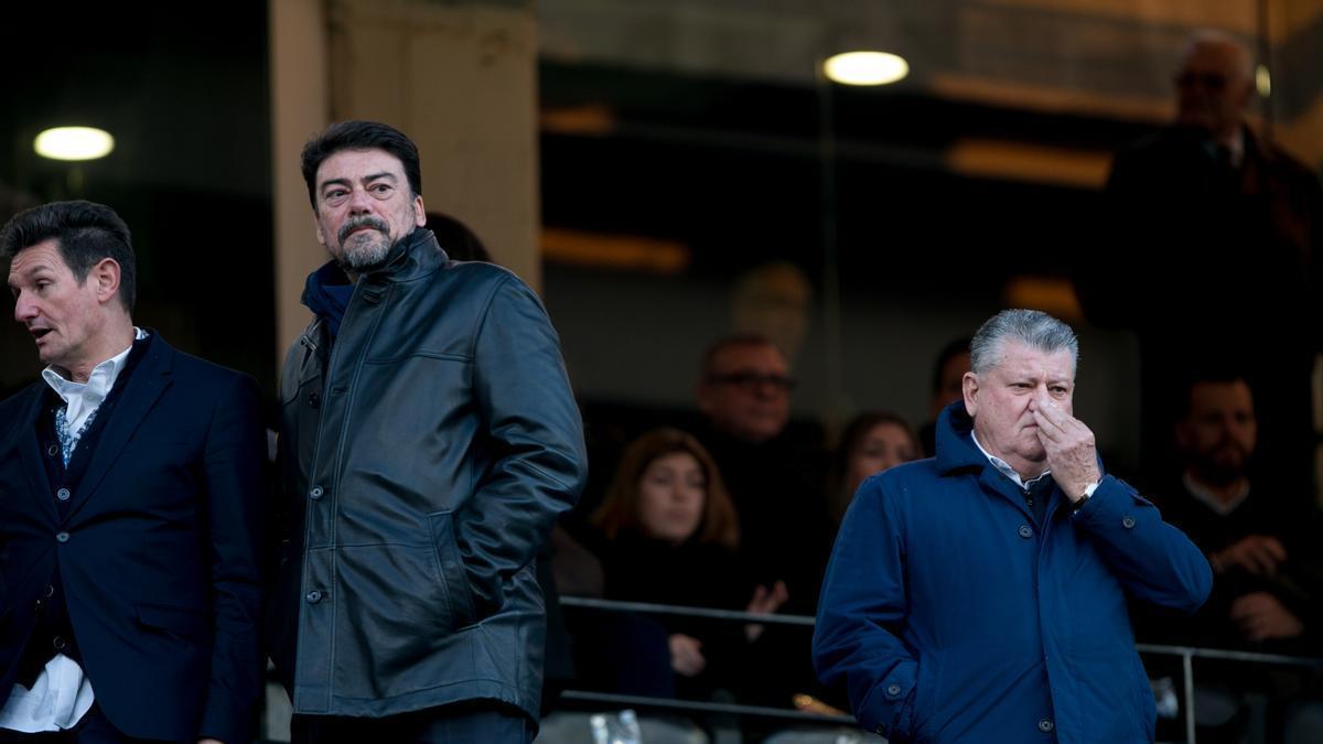 Luis Barcala, en el palco del José Rico Pérez, con Valentín Botella a su izquierda.