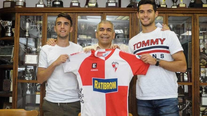 Chiqui (izquierda) e Iago Martínez junto al presidente Manuel Abalo mostrando su nueva camiseta. // I.A.