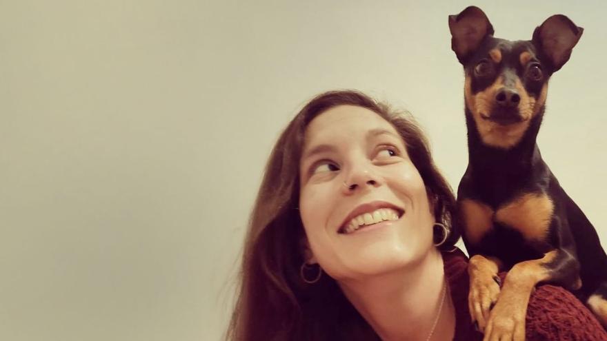 La viguesa Berta Calero, con su perro «Lume».