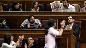 Los diputados de Podemos apluden la intervención de Antonio Gómez Reino.