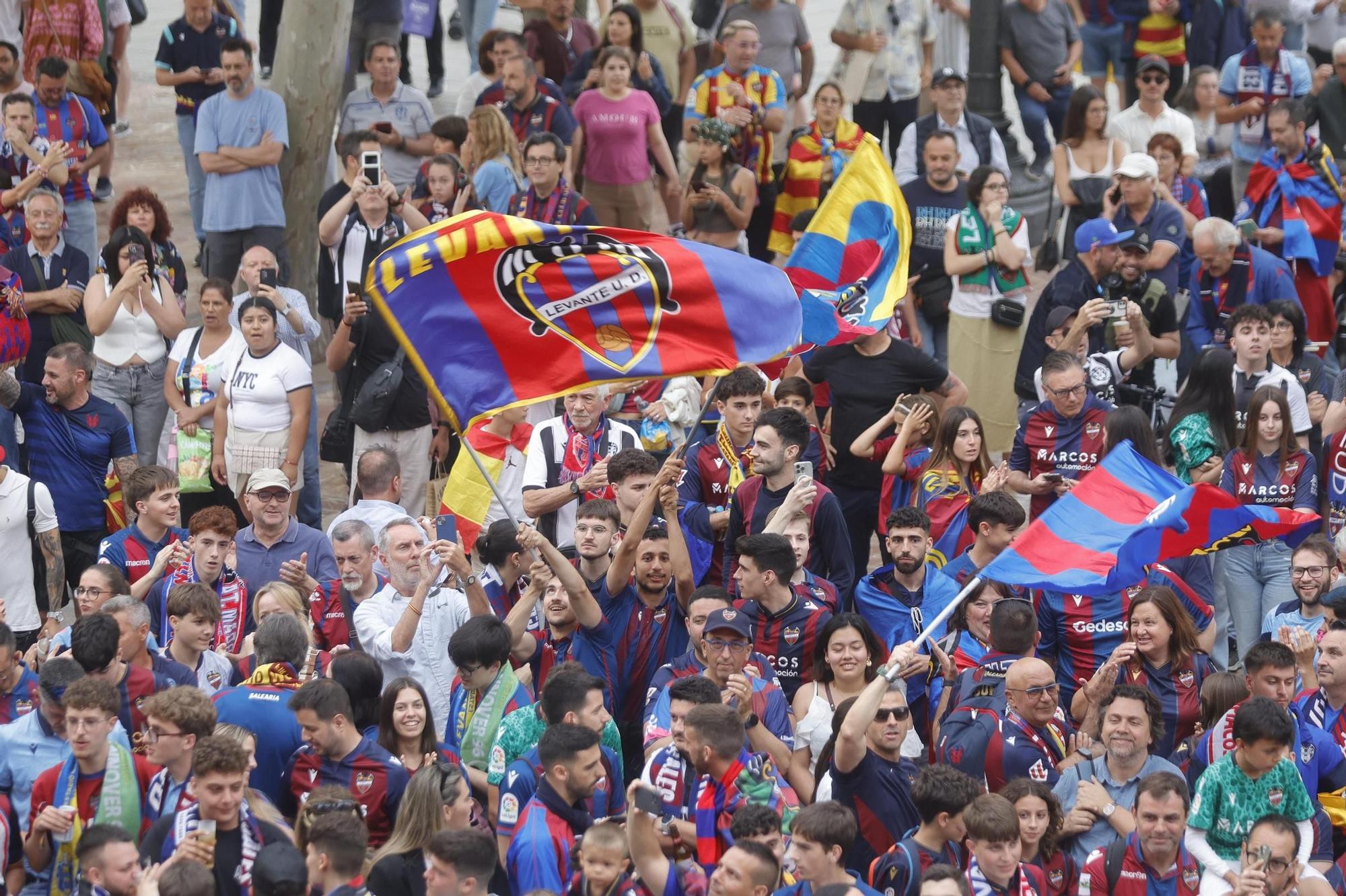 Todas las fotos de la rúa del Levante UD por su ascenso a Primera División