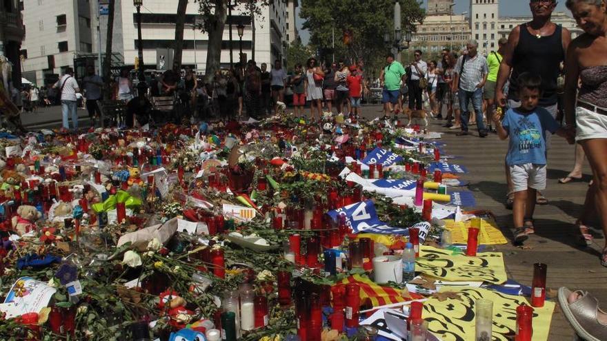 Ofrenes florals a Les Rambles , La Rambla , en motiu de l&#039;atemptat