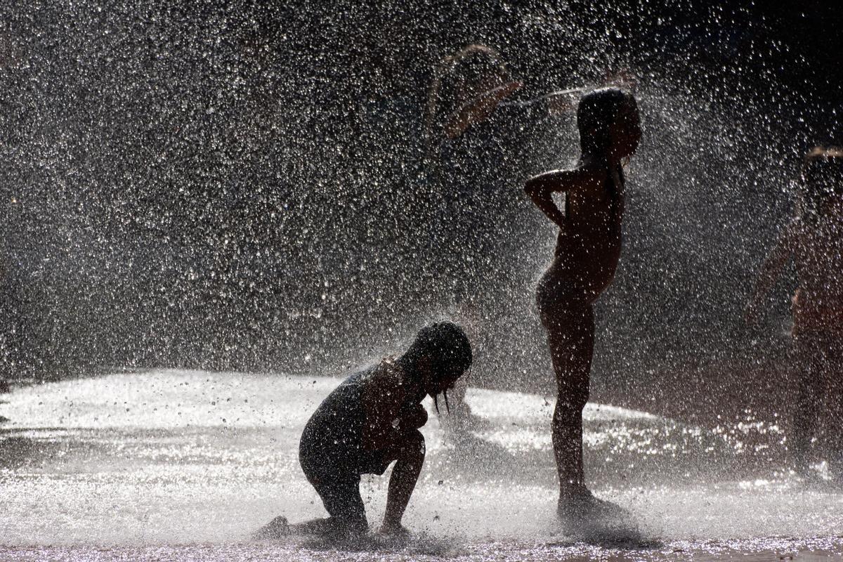 FRÁNCFORT (ALEMANIA), - Niños se refrescan este domingo en un parque público durante la ola de calor. EFE/ Matías Basualdo