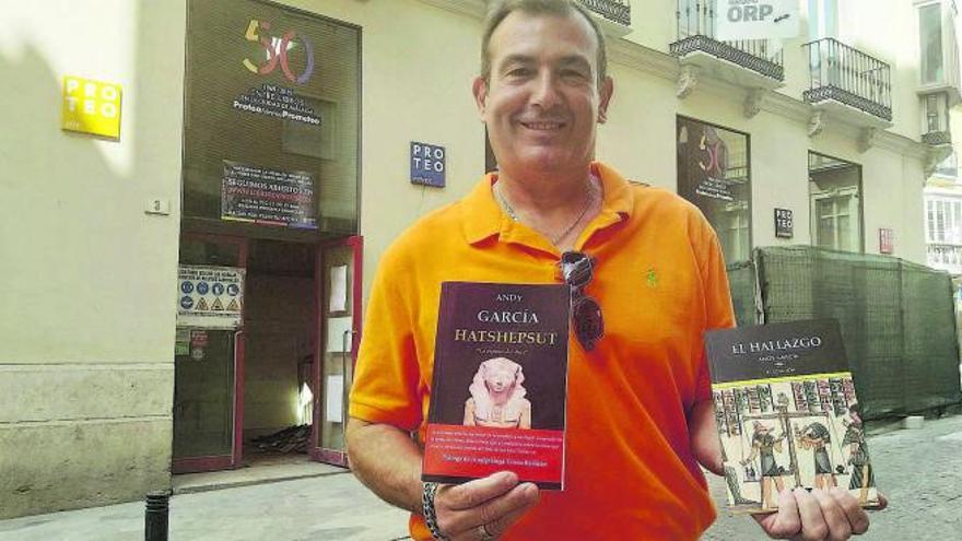Andy García, con ‘El Hallazgo’ y ‘Hatshepsut’, su última novela, delante de Proteo. | A.V.