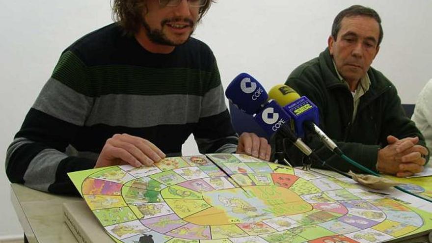 Representantes de FAPAS durante la presentación de la unidad didáctica en los locales del centro Ovidi Montllor