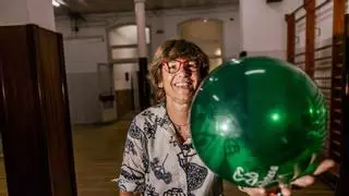 Maite Fenollosa, maestra: "Los niños necesitan escribir, ensuciarse las manos, leer y entender"