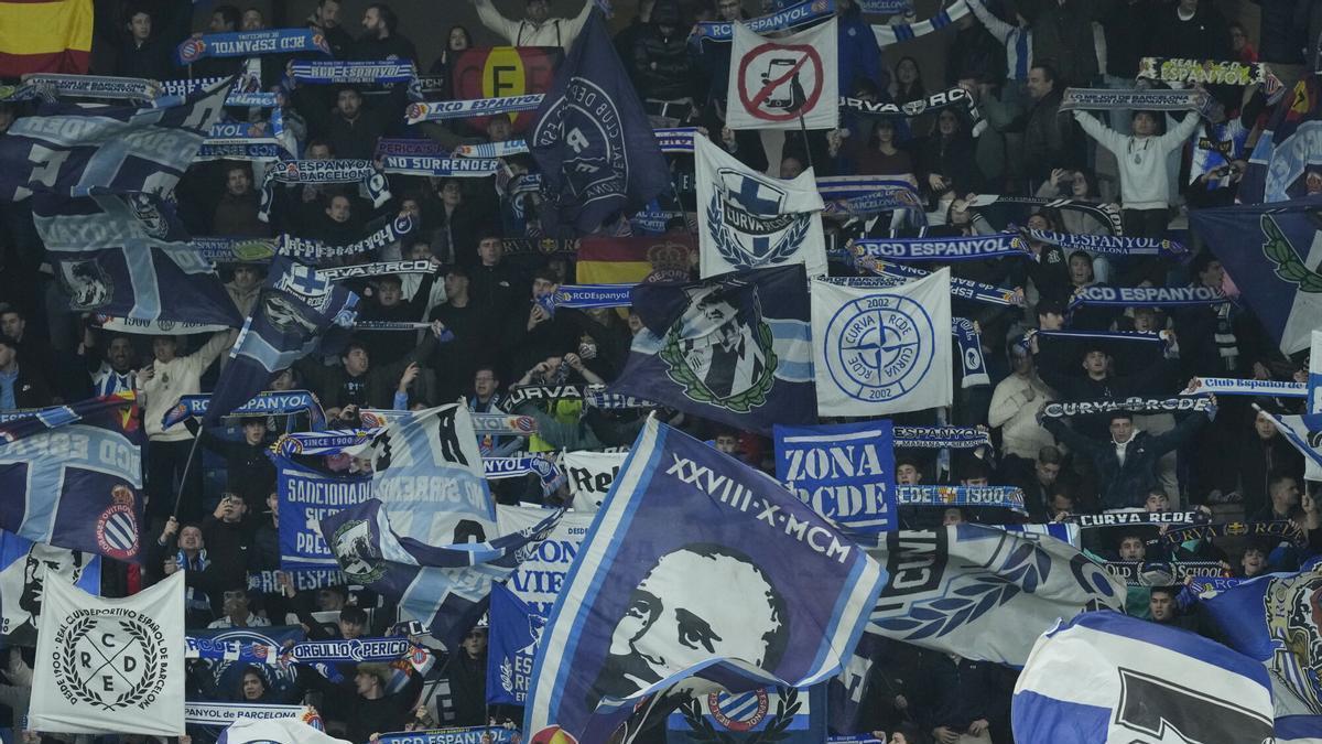 Aficionados del Espanyol en un partido en el RCDE Stadium.