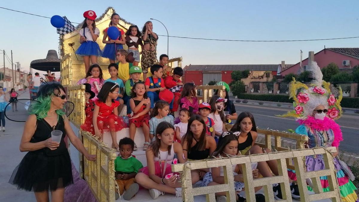 Mayores y pequeños participan con una carroza en el desfile de carnaval del verano. | M. J. C.