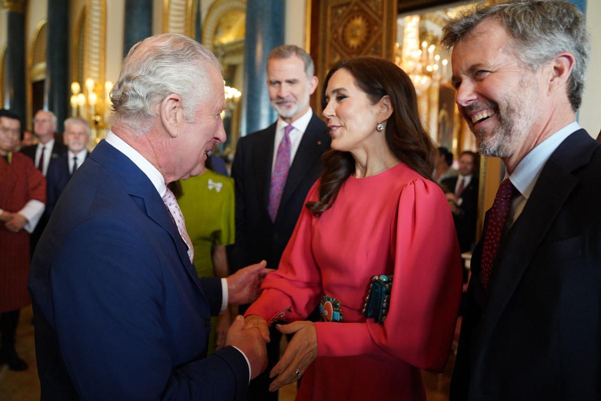 El rey Carlos III (L) de Gran Bretaña habla con la princesa heredera Mary de Dinamarca y el príncipe heredero Frederik de Dinamarca