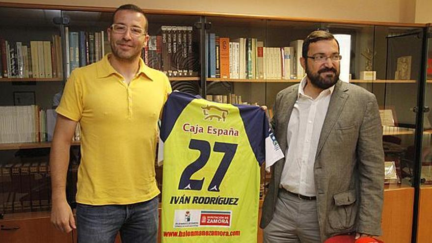 Iñaki Gómez, directivo del CB Zamora, e Iván Rodríguez, en representación de Inzamac.