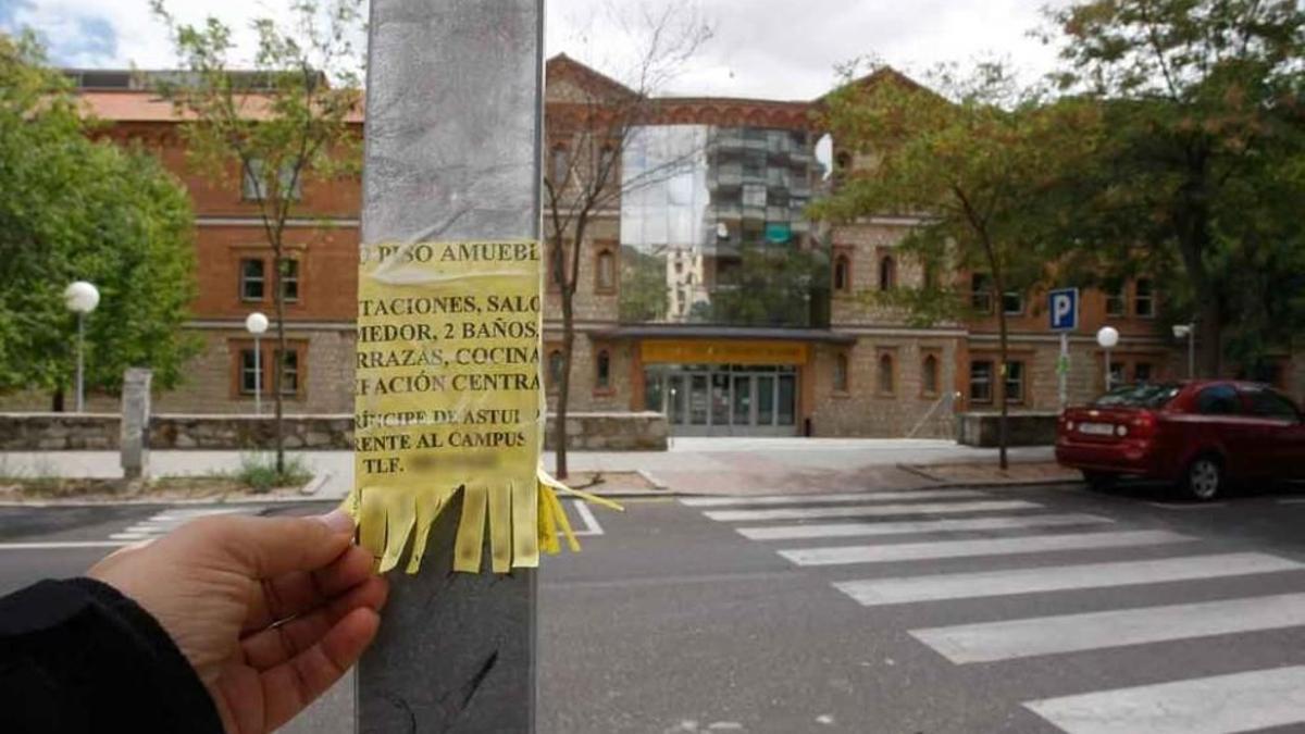 Anuncios de pisos compartidos junto al Campus Viriato.