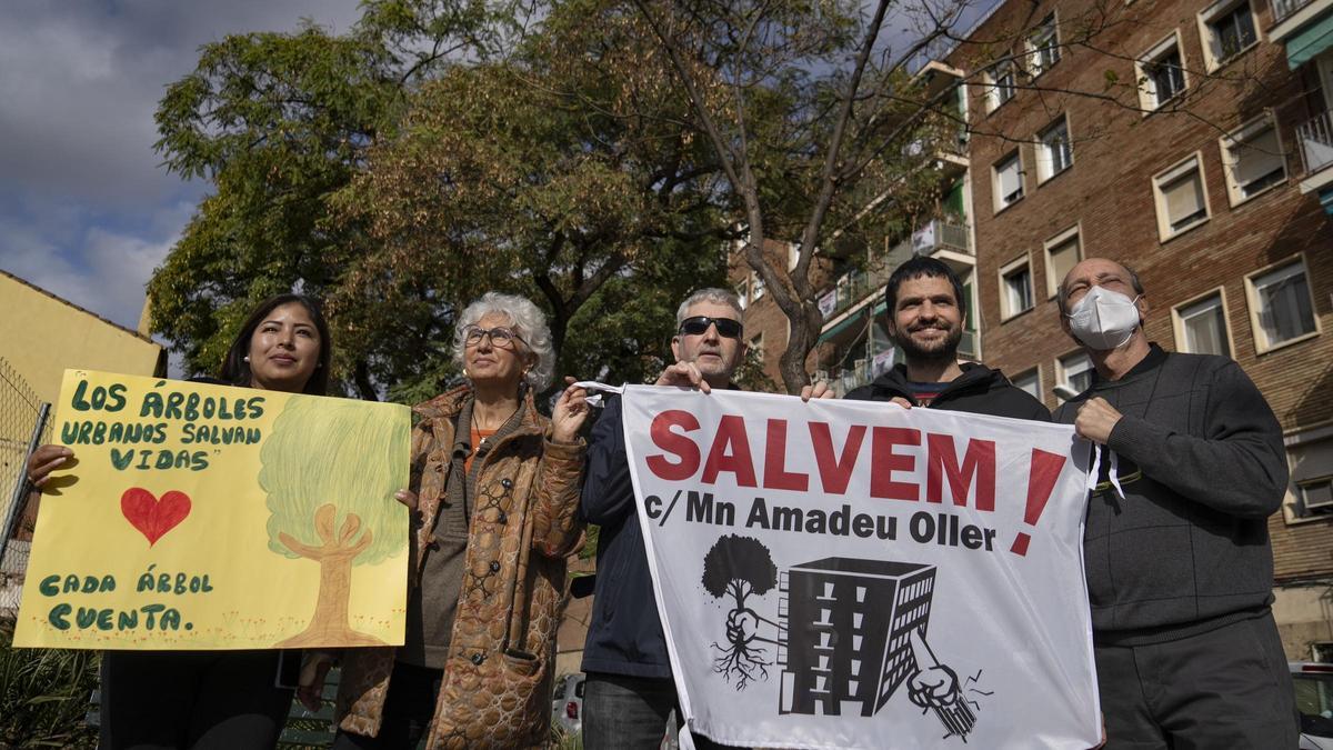 Miembros de la plataforma Mossèn Amadeu Oller, opuestos a la destrucción del jardín de la calle, en Barcelona.