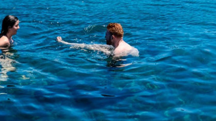 Bañistas en las piscinas naturales de Agaete, en Gran Canaria. | JOSÉ CARLOS GUERRA