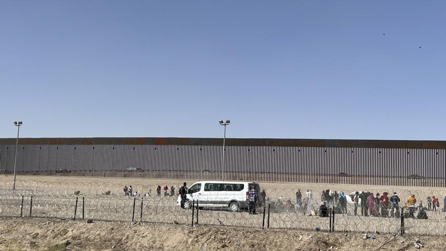 Migrantes tratan de cruzar la frontera entre México y Estados Unidos.