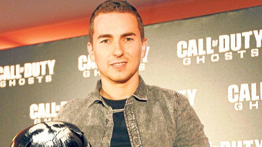 Jorge Lorenzo, ayer en Madrid con el casco promocional.