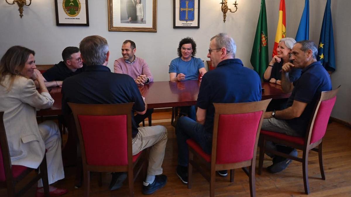 La reunión celebrada en el Ayuntamiento de Cangas de Onís.