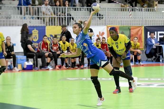 27-12-19 DEPORTES. PABELLON JUAN CARLOS HERNANDEZ. JINAMAR. TELDE. Partido de balonmano entre el Rocasa y el Bera Bera disputado en el Pabellon de deportes Juan Carlos Hernández en Jinamar.  Fotos: Juan Castro.  | 27/12/2019 | Fotógrafo: Juan Carlos Castro