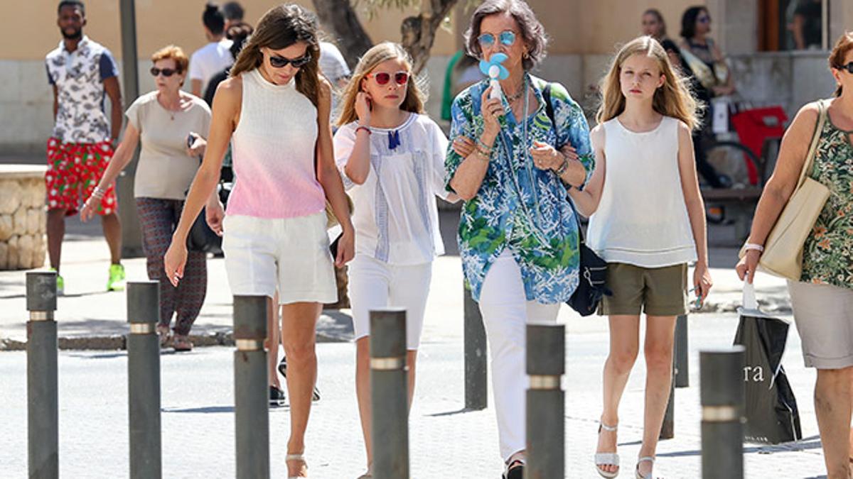 Letizia Ortiz, la reina Sofía y sus nietas, juntas en el mercado