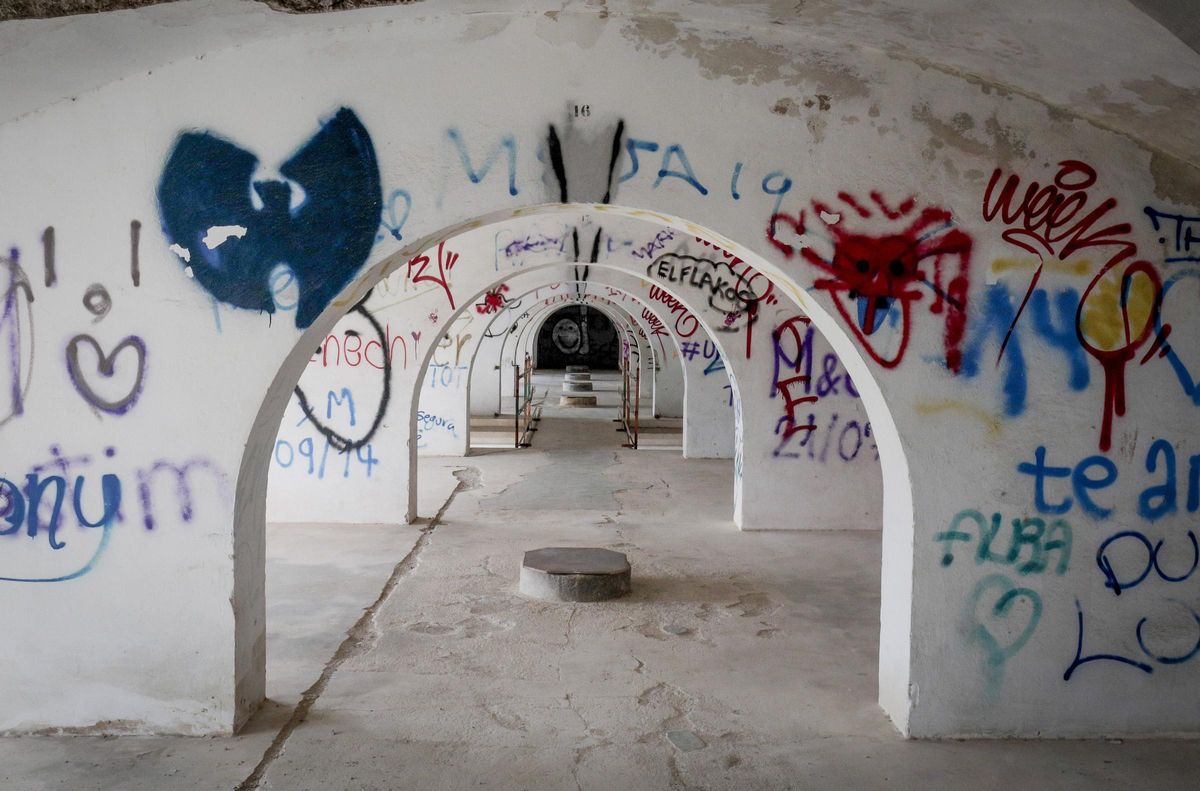 El interior de es Sindicat de Felanitx está lleno de pintadas.