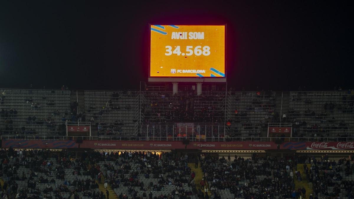 Afluencia de público al Lluis Companys durante el partido de Liga entre el Barça y el Atlético de Madrid.