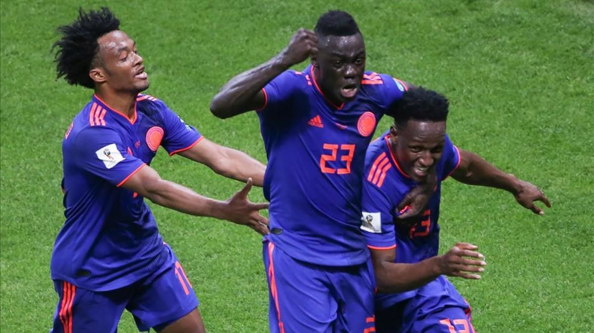 Cuadrado, Dávinson y Mina celebrando el primer gol colombiano