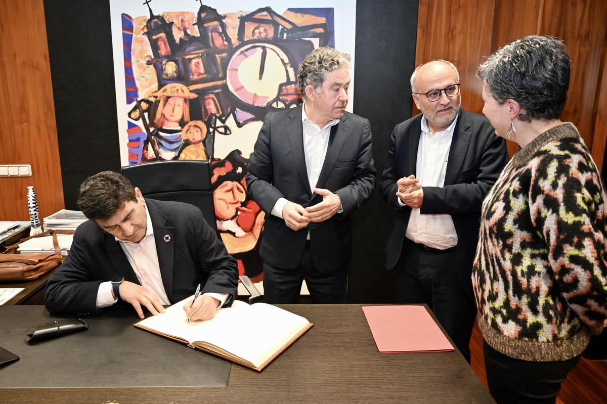 Lores y Losada, centro, en la visita del delegado del Gobierno en Galicia al Concello de Pontevedra.