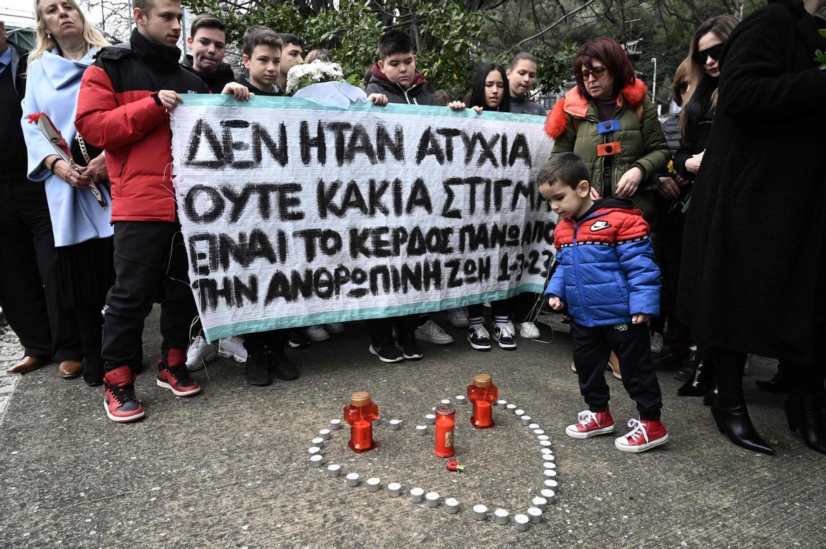Homenaje a las víctimas del mortal accidente de tren de Rapsani (Grecia)