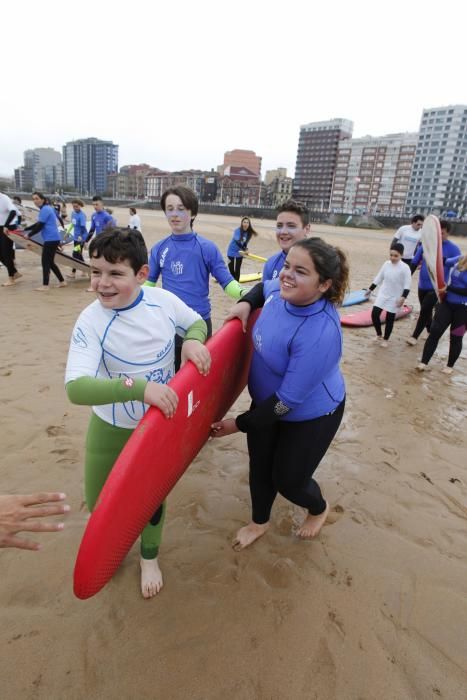 Jornada de surf solidario en Gijón