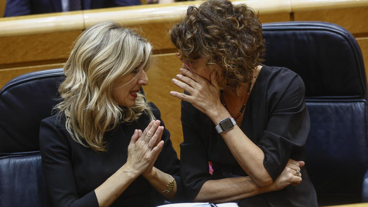 Yolanda Díaz y María Jesús Montero, en el Pleno del Congreso.