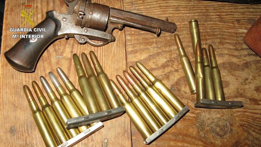 El revòlver i la munició comissats i que podien representar un perill perquè no estaven inutilitzats
